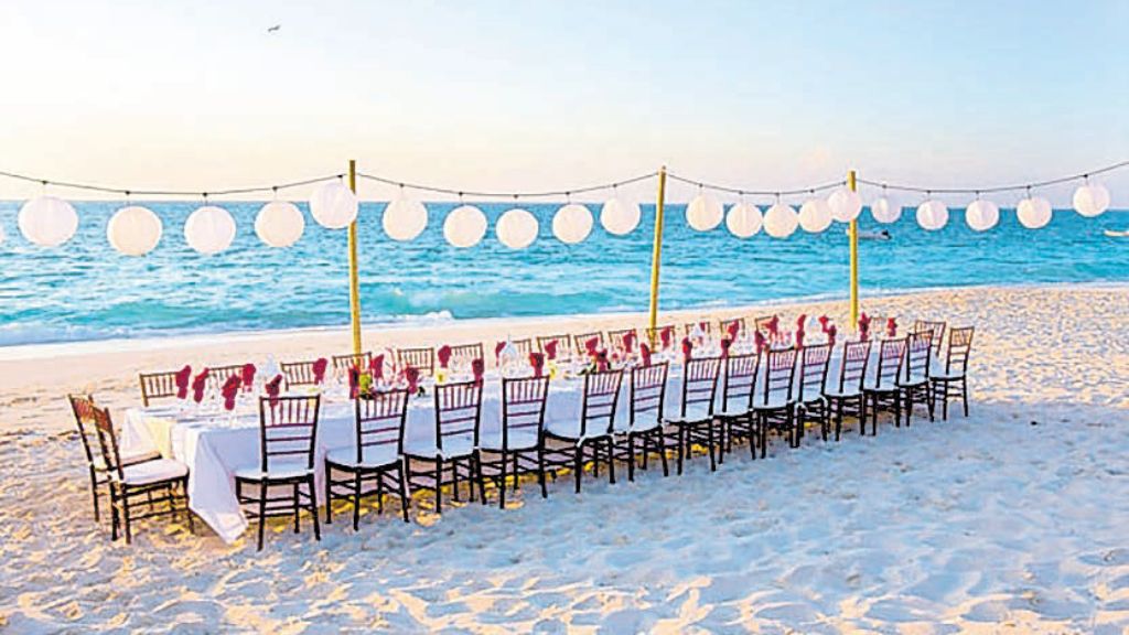 Pros and Cons of Saying ‘I Do’ at a Luxury Locale